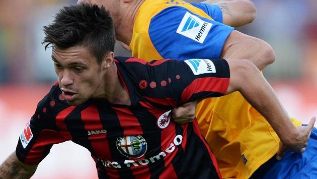 Václav Kadlec (vpředu) při své bundesligové premiéře v dresu Eintrachtu Frankfurt proti Braunschweigu. Václav Kadlec (vpředu) při své bundesligové premiéře v dresu Eintrachtu Frankfurt proti Braunschweigu.