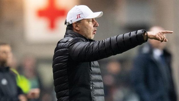 Trenér Slavie Praha Jindřich Trpišovský udílí pokyny během utkání play off Evropské ligy s Genkem. Trenér Slavie Praha Jindřich Trpišovský udílí pokyny během utkání play off Evropské ligy s Genkem.