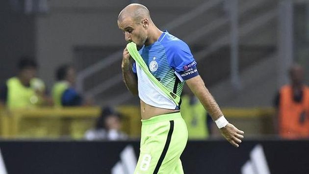Frustrovaný argentinský útočník ve službách Interu Milán Rodrigo Palacio opouští hrací plochu. Frustrovaný argentinský útočník ve službách Interu Milán Rodrigo Palacio opouští hrací plochu.