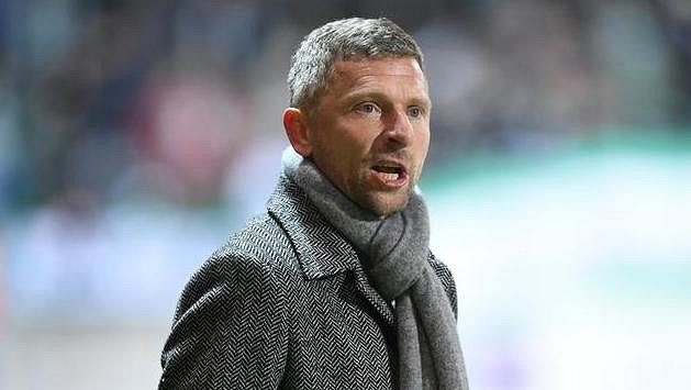 Elegán Martin Hašek udílí pokyny na hřiště. Elegán Martin Hašek udílí pokyny na hřiště.