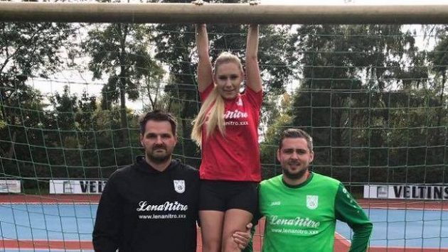 Německý tým SV Oberwurzbach, hrající šestou nejvyšší soutěž, řešil nečekané problémy. Na příkaz regionálních šéfů tamního fotbalu muselo vedení klubu odstranit jméno známé pornoherečky Leny Nitro, která podporovala klub. Německý tým SV Oberwurzbach, hrající šestou nejvyšší soutěž, řešil nečekané problémy. Na příkaz regionálních šéfů tamního fotbalu muselo vedení klubu odstranit jméno známé pornoherečky Leny Nitro, která podporovala klub.