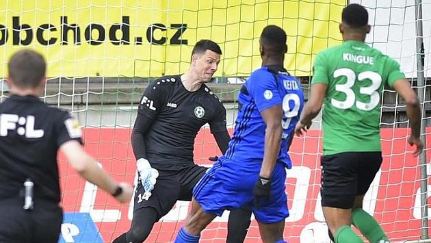 Ibrahim Keita (druhý zprava) z Bohemians střílí gól brankáři Příbrami Jakubu Šimanovi Ibrahim Keita (druhý zprava) z Bohemians střílí gól brankáři Příbrami Jakubu Šimanovi
