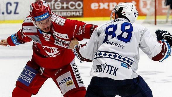 Petr Kodýtek z Plzně byl v uplynulé sezoně nejmenším hráčem hokejové extraligy, přesto se pustil do bitky s třineckým Patrikem Hrehorčákem. Petr Kodýtek z Plzně byl v uplynulé sezoně nejmenším hráčem hokejové extraligy, přesto se pustil do bitky s třineckým Patrikem Hrehorčákem.