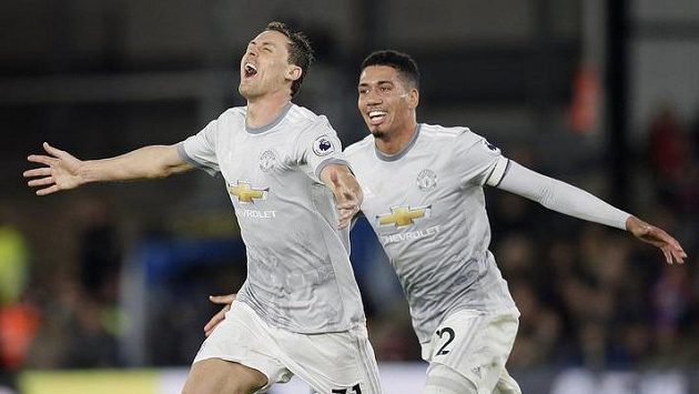 Nemanja Matič (vlevo) a Chris Smalling z Manchesteru United při utkání s Crystal Palace. Nemanja Matič (vlevo) a Chris Smalling z Manchesteru United při utkání s Crystal Palace.