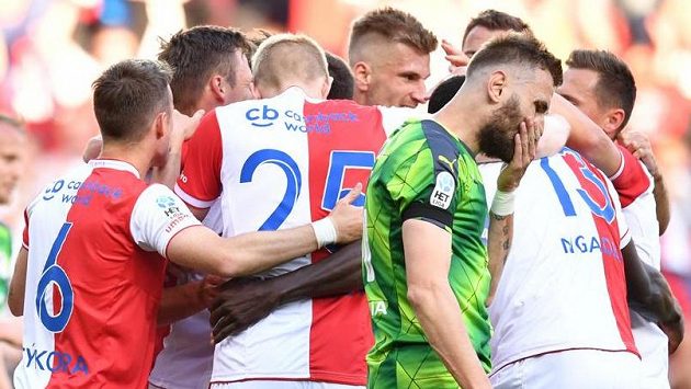Fotbalisté Slavie se radují z gólu proti Plzni. Bude platit stejný obrázek i na konci ligy...? Fotbalisté Slavie se radují z gólu proti Plzni. Bude platit stejný obrázek i na konci ligy...?