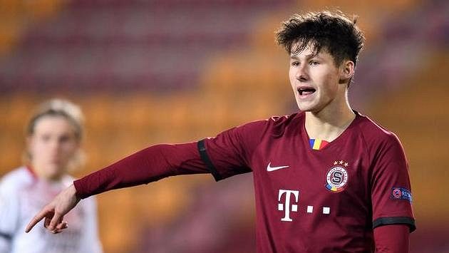 Martin Vitík ze Sparty Praha během utkání s AC Milán. Martin Vitík ze Sparty Praha během utkání s AC Milán.