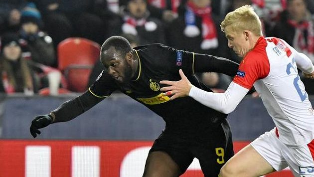 Zleva Romelu Lukaku z Interu Milán a Michal Frydrych ze Slavie. Zleva Romelu Lukaku z Interu Milán a Michal Frydrych ze Slavie.