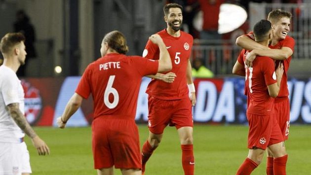 Fotbalisté Kanady se radují z branky Fotbalisté Kanady se radují z branky