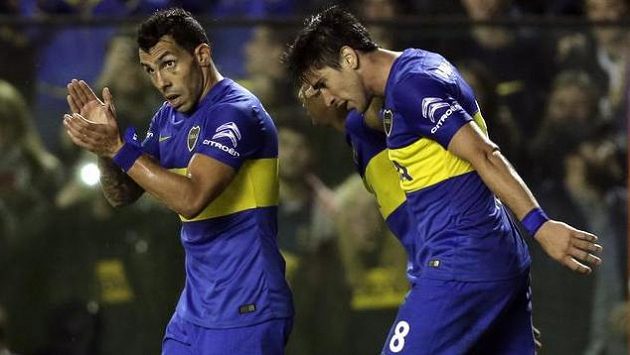 Carlos Tévez a jeho spoluhráči z týmu Boca Juniors se radují ze vstřeleného gólu v utkání Poháru osvoboditelů. Carlos Tévez a jeho spoluhráči z týmu Boca Juniors se radují ze vstřeleného gólu v utkání Poháru osvoboditelů.