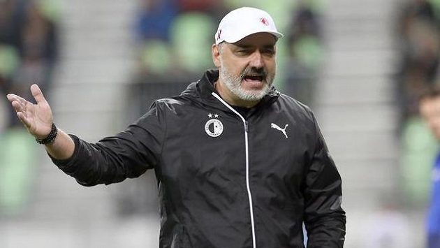 Trenér Slavie Jindřich Trpišovský. Trenér Slavie Jindřich Trpišovský.