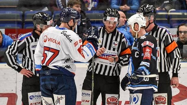 Kapitán Vítkovic Rostislav Olesz (v bílém) a plzeňský kapitán Ondřej Kratěna diskutují s rozhodčími Kapitán Vítkovic Rostislav Olesz (v bílém) a plzeňský kapitán Ondřej Kratěna diskutují s rozhodčími