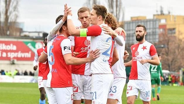 Fotbalisté Slavie se radují z vedoucího gólu proti Bohemians. Fotbalisté Slavie se radují z vedoucího gólu proti Bohemians.