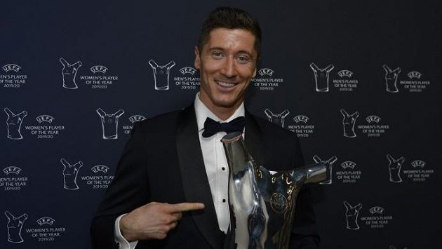 Robert Lewandowski s cenou UEFA pro nejlepšího fotbalistu sezony. Robert Lewandowski s cenou UEFA pro nejlepšího fotbalistu sezony.