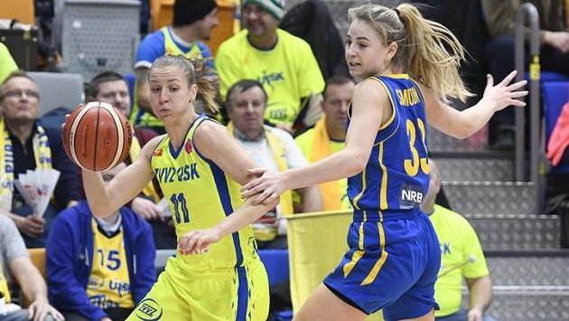 Kateřina Elhotová z USK Praha a Karlie Samuelsonová z Braine v akci během utkání Evropské ligy. Kateřina Elhotová z USK Praha a Karlie Samuelsonová z Braine v akci během utkání Evropské ligy.