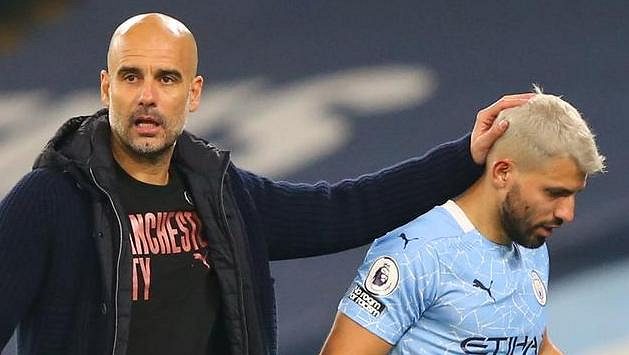 Trenér Pep Guardiola uklidňuje Sergia Agüera. Trenér Pep Guardiola uklidňuje Sergia Agüera.