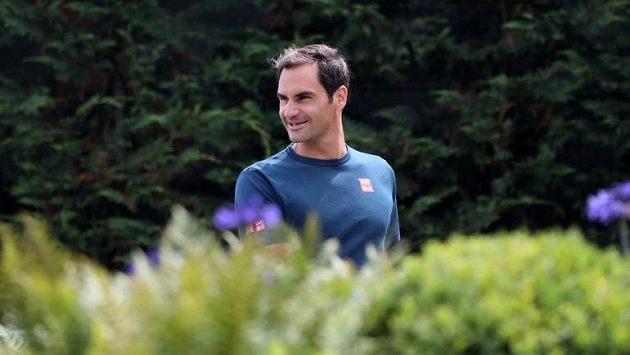 Vysmátý Roger Federer ve wimbledonském areálu. Vysmátý Roger Federer ve wimbledonském areálu.
