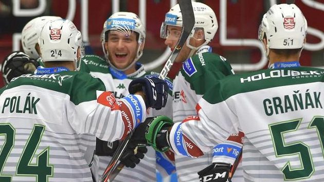 Hokejisté Karlových Varů se radují z prvního gólu proti Vítkovicím. Hokejisté Karlových Varů se radují z prvního gólu proti Vítkovicím.