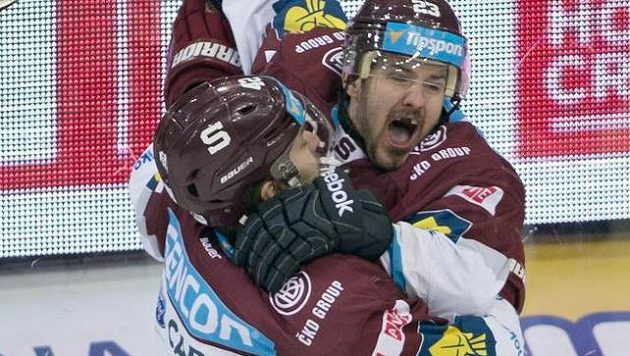 Lukáš Pech ze Sparty (vpravo) přijímá gratulaci ke gólu od spoluhráče Michala Barinky. Lukáš Pech ze Sparty (vpravo) přijímá gratulaci ke gólu od spoluhráče Michala Barinky.