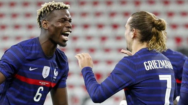 Francouzští reprezentanti Antoine Griezmann (vpravo) a Paul Pogba oslavují gól v přípravném utkání před fotbalovým EURO. Francouzští reprezentanti Antoine Griezmann (vpravo) a Paul Pogba oslavují gól v přípravném utkání před fotbalovým EURO.