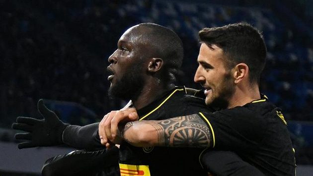 Fotbalista Interu Milán Romelu Lukaku oslavuje se svými spoluhráči gól v rámci 18. kola Serie A proti Neapoli. Fotbalista Interu Milán Romelu Lukaku oslavuje se svými spoluhráči gól v rámci 18. kola Serie A proti Neapoli.