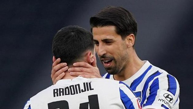Fotbalista Herthy Nemanja Radonjič slaví gól se spoluhráčem Sami Khedirou. Fotbalista Herthy Nemanja Radonjič slaví gól se spoluhráčem Sami Khedirou.