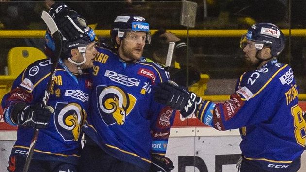 Zlínští Jan Dufek, Ralfs Freibergs a Štěpán Fryšara oslavují gól proti Litvínovu. Zlínští Jan Dufek, Ralfs Freibergs a Štěpán Fryšara oslavují gól proti Litvínovu.
