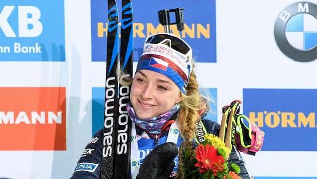 Markéta Davidová na stupních vítězů po sprintu v Novém Městě na Moravě letos v březnu. Ilustrační foto. Markéta Davidová na stupních vítězů po sprintu v Novém Městě na Moravě letos v březnu. Ilustrační foto.