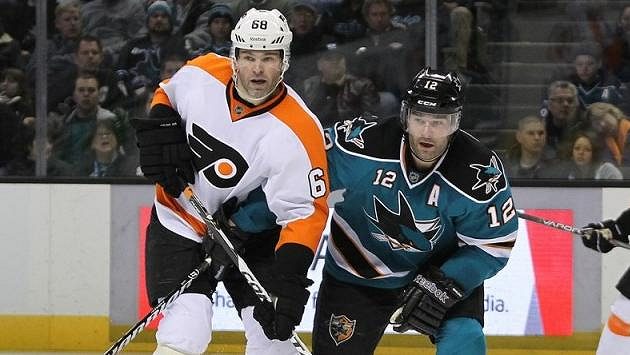 Jaromír Jágr (vlevo) v dresu Philadelphie a Patrick Marleau ze San Jose při vzájemném souboji z roku 2012. Jaromír Jágr (vlevo) v dresu Philadelphie a Patrick Marleau ze San Jose při vzájemném souboji z roku 2012.