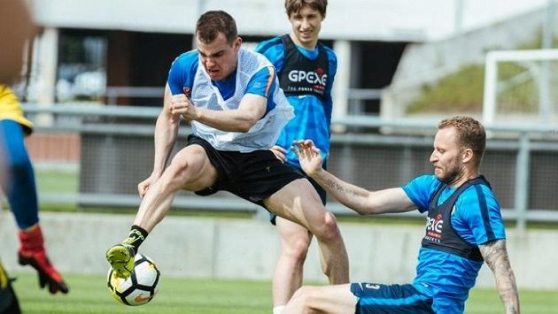 Ostrý souboj na tréninku Sparty. Michal Krčmář (vlevo) a Michal Kadlec. Ostrý souboj na tréninku Sparty. Michal Krčmář (vlevo) a Michal Kadlec.
