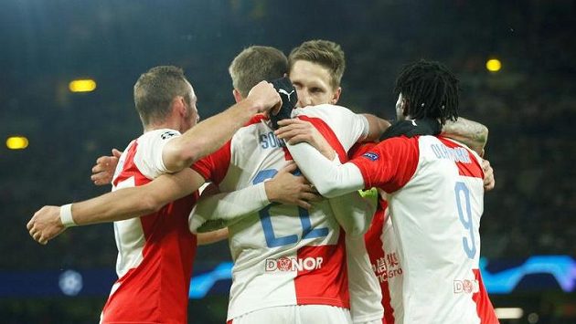 Gólová radost fotbalistů pražské Slavie na Vestfálském stadionu. Gólová radost fotbalistů pražské Slavie na Vestfálském stadionu.