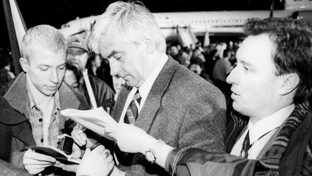 Trenér Ivan Hlinka se podepisuje fanouškům po příletu do Prahy. Vzadu je letoun Tu-154M, který vítězné české hokejisty z Japonska převezl. Trenér Ivan Hlinka se podepisuje fanouškům po příletu do Prahy. Vzadu je letoun Tu-154M, který vítězné české hokejisty z Japonska převezl.
