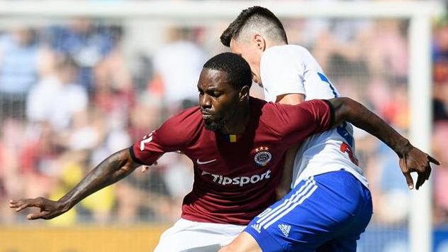 Georges Mandjeck ze Sparty a Robert Hrubý z Baníku Ostrava. Georges Mandjeck ze Sparty a Robert Hrubý z Baníku Ostrava.