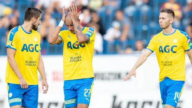 Zklamaní fotbalisté Teplic Jan Shejbal (vlevo), Tomáš Kučera a Pavel Vyhnal Zklamaní fotbalisté Teplic Jan Shejbal (vlevo), Tomáš Kučera a Pavel Vyhnal