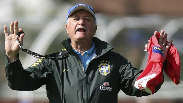 Trenér Brazilců Luiz Felipe Scolari v tréninkovém kempu. Trenér Brazilců Luiz Felipe Scolari v tréninkovém kempu.