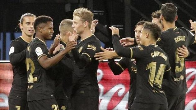 Fotbalisté Barcelony se radují z vedoucí branky utkání Fotbalisté Barcelony se radují z vedoucí branky utkání