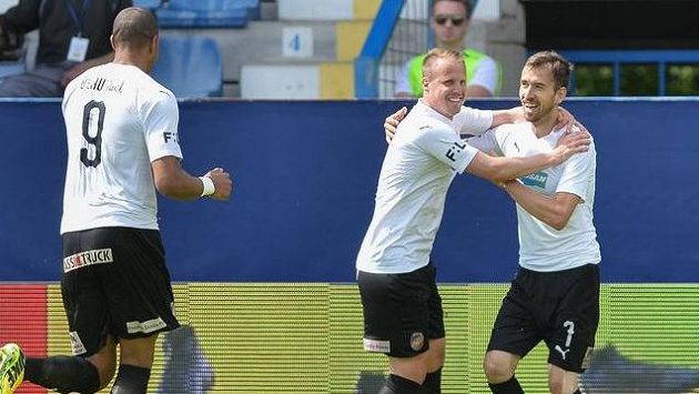 Tomáš Hořava (zcela vpravo) se raduje se spoluhráči z Plzně ze vstřelené branky. Tomáš Hořava (zcela vpravo) se raduje se spoluhráči z Plzně ze vstřelené branky.