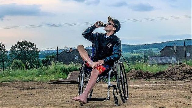 Český freestyle motokrosař Libor Podmol se dává dohromady po ošklivém karambolu, jeho bratr Filip ale sbírá úspěchy Český freestyle motokrosař Libor Podmol se dává dohromady po ošklivém karambolu, jeho bratr Filip ale sbírá úspěchy