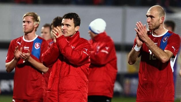 Reprezentanti děkují divákům po výhře nad Slovenskem - zleva Tomáš Kalas, David Lafata a Martin Latka. Do Olomouce se nároďák brzy vrátí... Reprezentanti děkují divákům po výhře nad Slovenskem - zleva Tomáš Kalas, David Lafata a Martin Latka. Do Olomouce se nároďák brzy vrátí...
