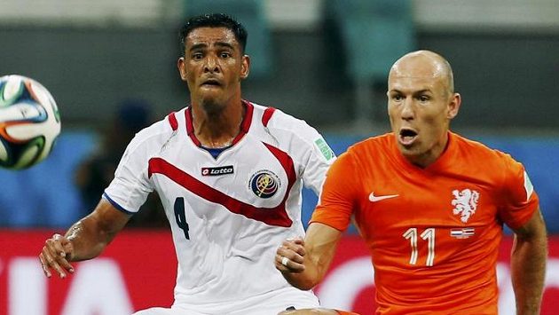 Nizozemec Arjen Robben (vpravo) v souboji s Kostaričanem Michaelem Umaňou. Nizozemec Arjen Robben (vpravo) v souboji s Kostaričanem Michaelem Umaňou.