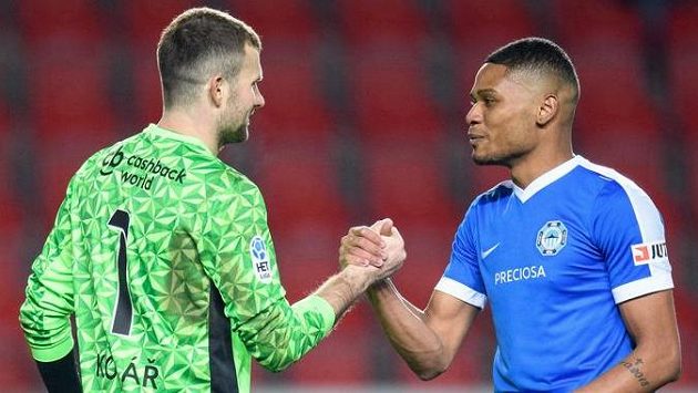 Brankář Slavie Praha Ondřej Kolář (vlevo) a liberecký útočník Wesley Da Silva po utkání čtvrtfinále MOL Cupu. Brankář Slavie Praha Ondřej Kolář (vlevo) a liberecký útočník Wesley Da Silva po utkání čtvrtfinále MOL Cupu.