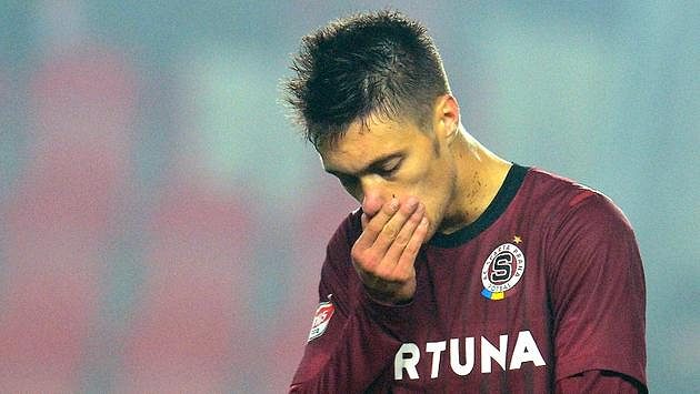 Smutný sparťan Václav Kadlec po prohraném derby. Smutný sparťan Václav Kadlec po prohraném derby.