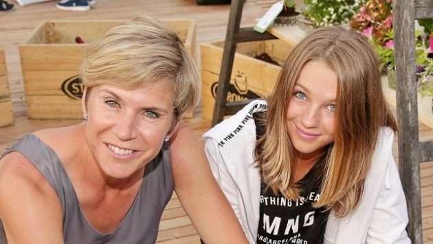 Kateřina Neumannová s dcerou na letním otevírání střešní zahrady paláce Lucerna. Kateřina Neumannová s dcerou na letním otevírání střešní zahrady paláce Lucerna.