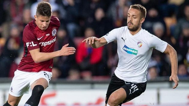 Adam Hložek ze Sparty Praha a Luděk Pernica z Viktorie Plzeň během utkání 24. kola Fortuna ligy Adam Hložek ze Sparty Praha a Luděk Pernica z Viktorie Plzeň během utkání 24. kola Fortuna ligy