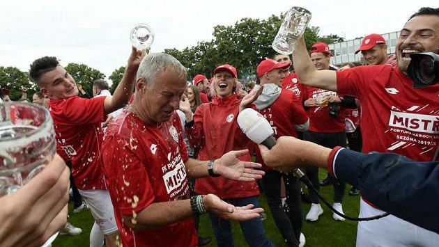 Trenér Pardubic Jiří Krejčí (uprostřed) se s hráči a fanoušky raduje z výhry a postupu do první ligy. Trenér Pardubic Jiří Krejčí (uprostřed) se s hráči a fanoušky raduje z výhry a postupu do první ligy.