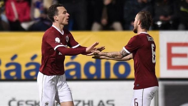 Fotbalisté Sparty David Lafata a Lukáš Vácha oslavují gól na 1:1 v Liberci. Fotbalisté Sparty David Lafata a Lukáš Vácha oslavují gól na 1:1 v Liberci.