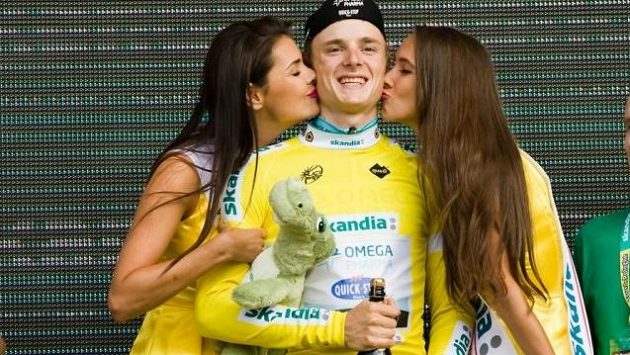 Český cyklista Petr Vakoč ve žlutém dresu lídra závodu Kolem Polska si nadále může na stupních užívat přítomnosti sličných hostesek. Český cyklista Petr Vakoč ve žlutém dresu lídra závodu Kolem Polska si nadále může na stupních užívat přítomnosti sličných hostesek.