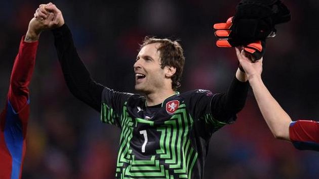 Petr Čech při děkovačce fanouškům po vítězství české reprezentace v kvalifikačním duelu proti Islandu. Petr Čech při děkovačce fanouškům po vítězství české reprezentace v kvalifikačním duelu proti Islandu.