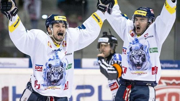 Liberečtí hokejisté Jakub Valský (vlevo) a Tomáš Filippi se radují ze vstřelení gólu. Liberečtí hokejisté Jakub Valský (vlevo) a Tomáš Filippi se radují ze vstřelení gólu.