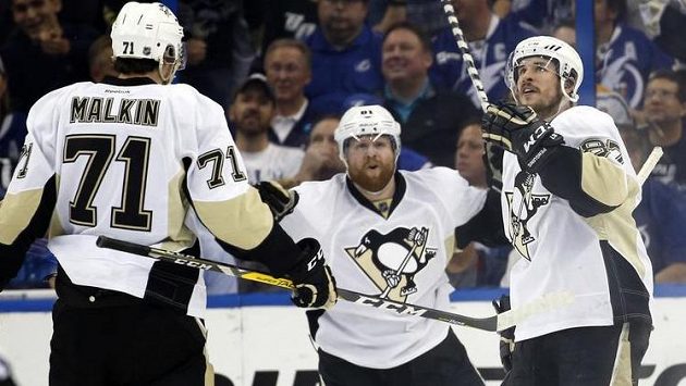 Kapitán Tučňáků Sidney Crosby (vpravo) přijímá po vítězné trefě proti Tampě Bay gratulace od spoluhráčů Phila Kessela a Jevgenije Malkina. Kapitán Tučňáků Sidney Crosby (vpravo) přijímá po vítězné trefě proti Tampě Bay gratulace od spoluhráčů Phila Kessela a Jevgenije Malkina.