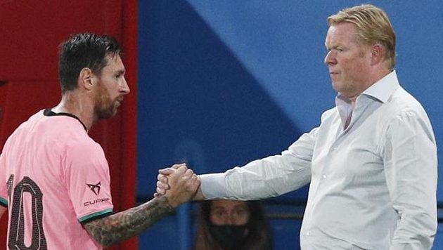 Velký smír? Lionel Messi si podává ruku s koučem Ronaldem Koemanem. Velký smír? Lionel Messi si podává ruku s koučem Ronaldem Koemanem.